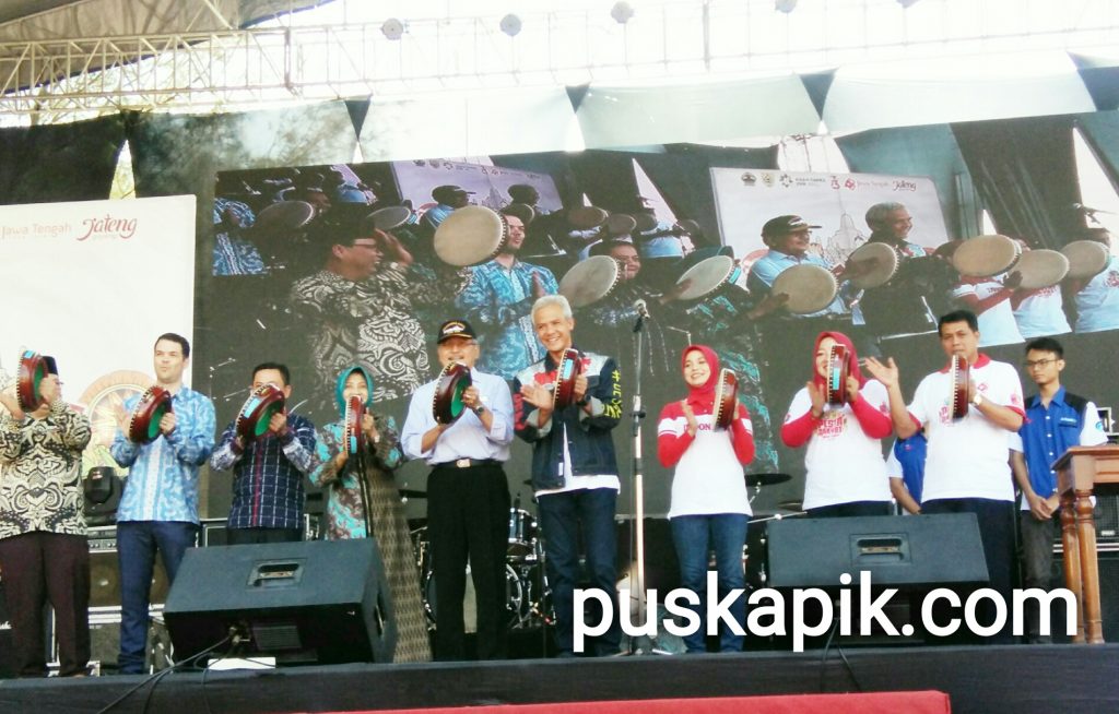 Gubernur Ganjar Naik Vespa Ke Lokasi Pesta Rakyat Jateng
