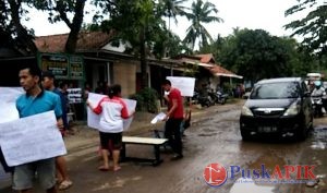 Tak Kunjung Diperbaiki, Warga Pendowo Tanami Pohon Di Tengah Jalan
