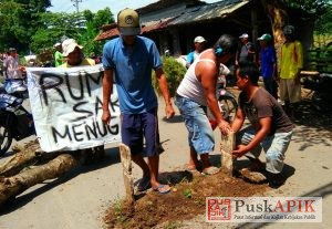Warga Kembali Bokir Jalan Secara Permanen