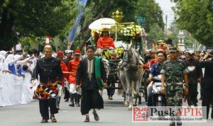 Menaiki Kereta Kencana Kyai Seta Mraman, Bupati Pemalang Iringi Kirab Hari Jadi
