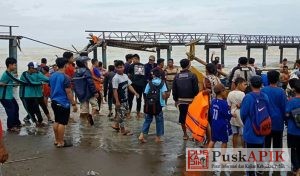 KM CANTIKA Tabrak Tiang Dermaga Widuri