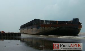 Terseret Ombak, Kapal Tongkang Terdampar Di Pantai Sugihwaras
