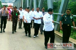 Usai Peresmian, Bupati Pemalang Tinjau Jembatan Juwet dengan Berjalan Kaki