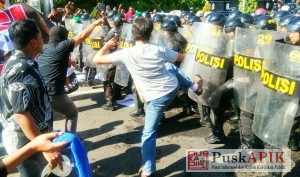 Pasukan Huru-hara Polres Pemalang Halau Massa Unjuk Rasa