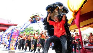 Rayakan Imlek di Sam Poo Kong Semarang, Gubernur Ganjar Main Barongsai