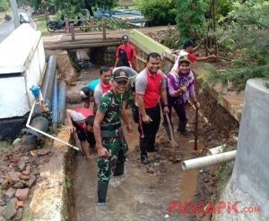 Antisipasi Banjir, Gabungan TNI-Polri Kerja Bakti Bersihkan Saluran Air
