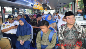 Bupati Banyumas Antarkan Pelajar Somagede Naik Bus Sekolah