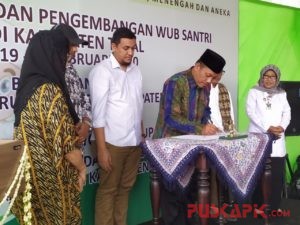 Tegal Produksi Sarung Tenun Berbasis Pesantren