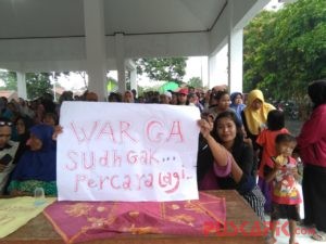 Tuding Kadus Selingkuh Warga Geruduk Balai Desa