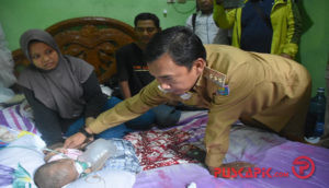 Kunjungi Bayi Penderita Jantung Bocor, Bupati Batang Bantu Operasional Keluarga
