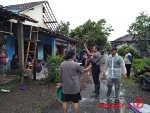 Diterjang Puting Beliung, Belasan Rumah di Tegal Porak-poranda