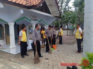 Cegah Corona, Jajaran Polres Pekalongan Kota Serentak Bersihkan Lingkungan Kantor