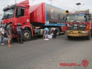 Akibat Blind Spot, Pemotor Tewas Terlindas Truk Tronton di Blandong Comal