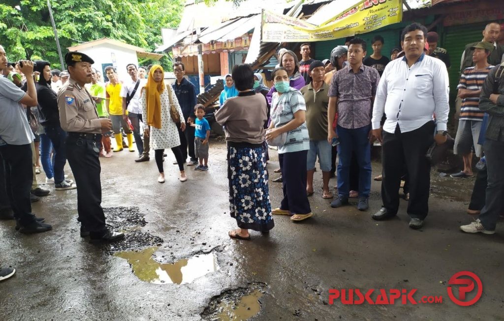 Tolak Pembongkaran Kios, Pedagang Hadang Alat Berat