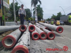Banyak Paku Bumi Berhamburan di Jalan Raya