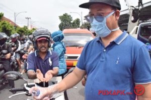 Wow! Bupati Banyumas Bagikan Sanitizer Ciu di Jalanan