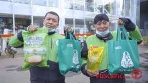 Alfamart Salurkan Bantuan Sembako untuk Mitra Gojek