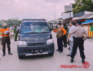 Cek Perbatasan, Junaedi Bagikan Masker ke Pengendara