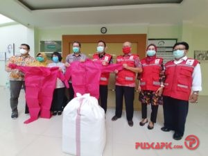 PMI Serahkan 100 Baju Hazmat ke RSUD Kardinah dan Puskesmas