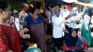 Lihat, di Brebes 9 Ribu Masker Dibagikan untuk Pedagang Pasar