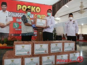 Baznas Pemalang Serahkan 50 Paket Logistik dan 50 Ribu Masker