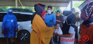 Salut! Ratusan Buruh Pembersih Bawang di Brebes, Dibantu Sembako