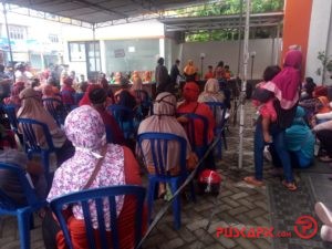 BST Cair, Warga Padati Halaman Kantor Pos Pemalang