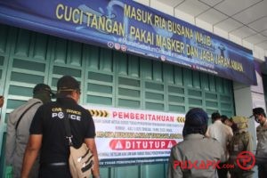Satpol PP Pekalongan Tutup Paksa Toko Ria Busana