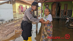 Dilanda Banjir Rob, Warga Desa Ketapang Terima Bantuan dari Polres Pemalang