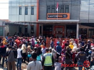 Duh! Ratusan Penerima BST Tahap 2 Berjubel di Luar Kantor Pos