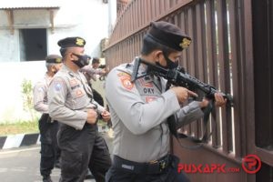 Alarm Stelling Berbunyi, Anggota Polres Pemalang Berlari ke Posisi Siaga
