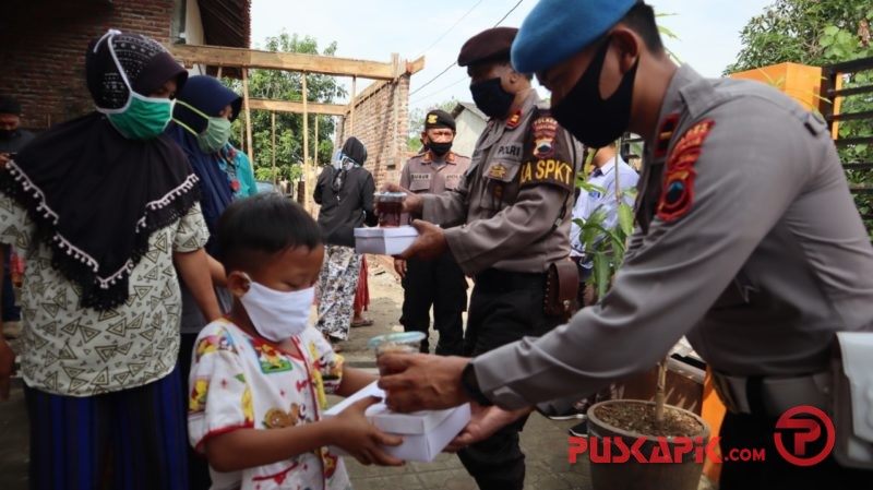 Warga Kurang Mampu Dapat Nasi Kotak dari Polres Pemalang untuk Makan Siang