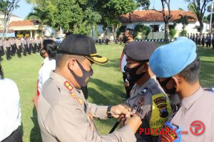 Komitmen Bebas Korupsi, Kapolres Pemalang Sematkan Pin WBK pada Anggota