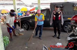 Pasien Covid-19 Terus Bertambah, Puluhan Warga Brebes Dihukum Bersihkan Sampah