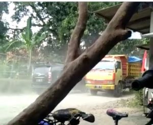 Warga Keluhkan Debu dan Jalan Rusak Akibat Pembangunan Rest Area Ampelgading
