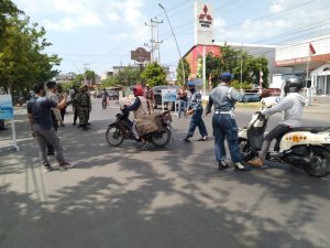 Tak Bermasker, Disanksi Nyapu Jalan Hingga Denda Rp 100 Ribu