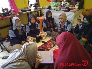 Mahasiswa KKN UIN Walisongo Dorong Produktivitas UMKM Pembuatan Masker di Tegal