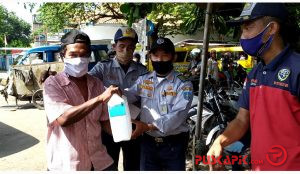 Cegah Corona, Dishub Bagikan Hand Sanitizer untuk Sopir Angkot