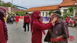 Begini Aksi Perawat Pekalongan Turun ke Jalan Bagikan Masker