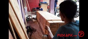 Di Brebes, Perajin Mebel Kebanjiran Pesanan Peti Mati Sejak Pandemi Covid-19