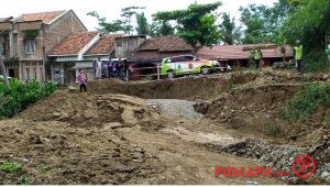 Diguyur Hujan Deras, Jalan di Dermasuci Tegal Longsor