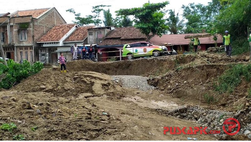 Diguyur Hujan Deras, Jalan di Dermasuci Tegal Longsor