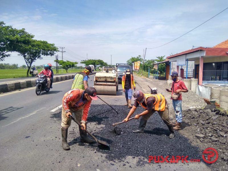 Diguyur Hujan Setiap Hari, Jalan Pantura Tegal-Brebes Berlubang