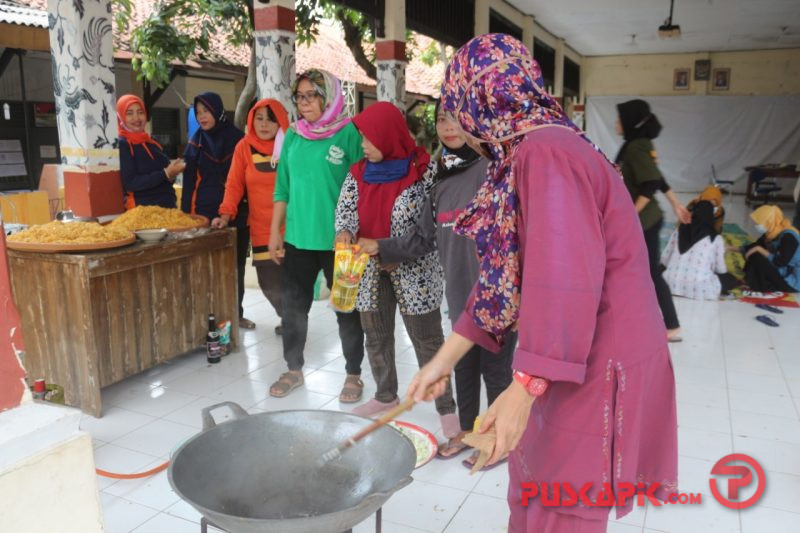 Dapur Umum Pekalongan Timur Bagikan Ratusan Nasi Bungkus Kepada Korban Banjir