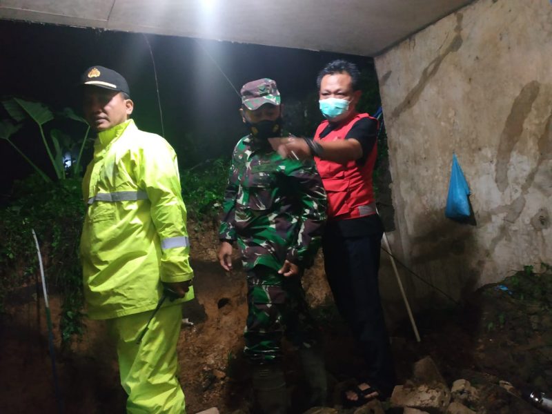 Dua Tebing Longsor Timpa Rumah dan Madrasah