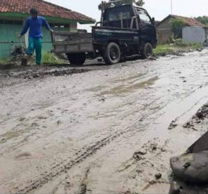 Sering Kecelakaan,Warga Desa Karangbrai Protes Jalan Rusak, Mirip Kali