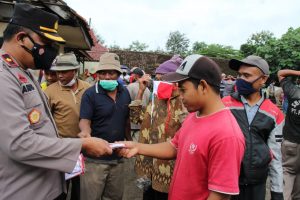Begini Aksi Polisi Bagi-Bagi Masker di Pasar Hewan