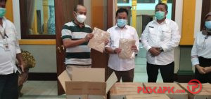 Bupati-Wabup Pemalang Terpilih Agung-Mansur Sumbang Ratusan APD