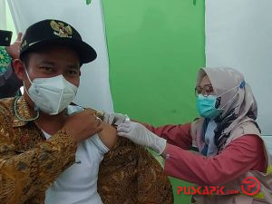 Bupati dan Wabup Pemalang Pilih Disuntik Vaksin di Pasar Petarukan, Ini Alasannya