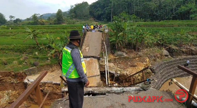 Lihat, Jembatan Penghubung 3 Kecamatan di Batang, Putus Diterjang Banjir